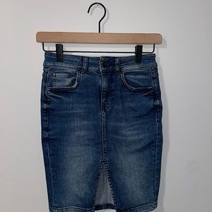Stylish H&M denim skirt.